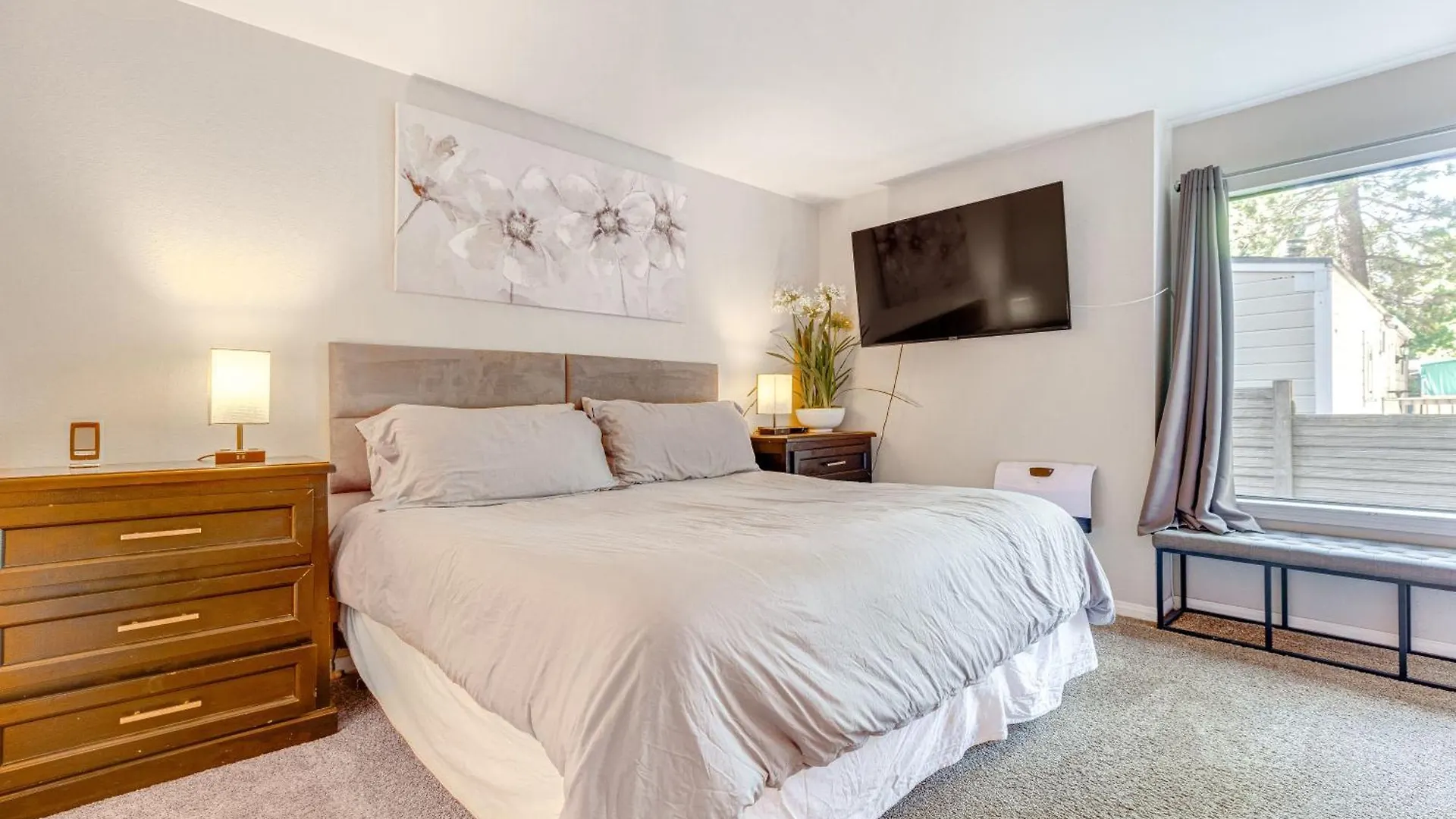Scenic Mammoth Lakes Condo Near Skiing And Hiking! United States