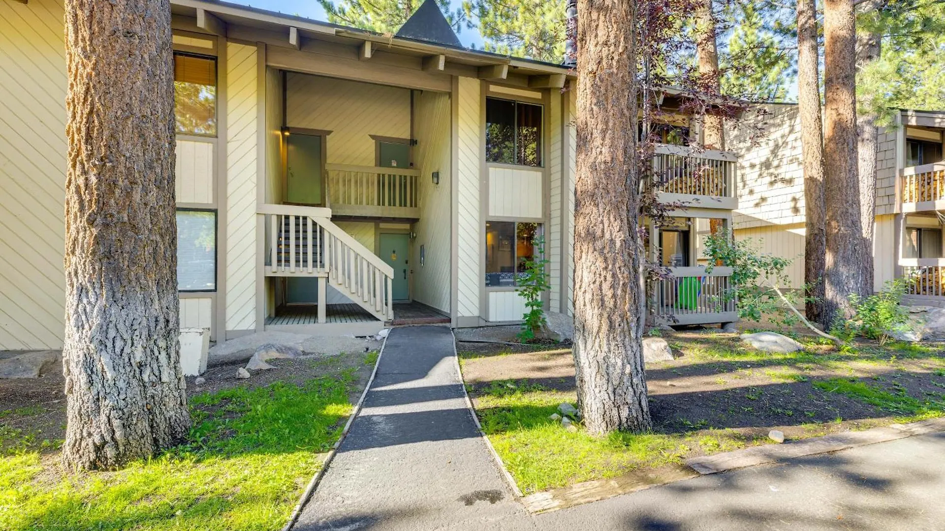 Scenic Mammoth Lakes Condo Near Skiing And Hiking! contacts
