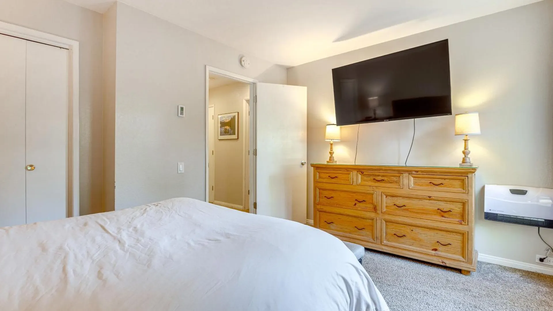 Scenic Mammoth Lakes Condo Near Skiing And Hiking!