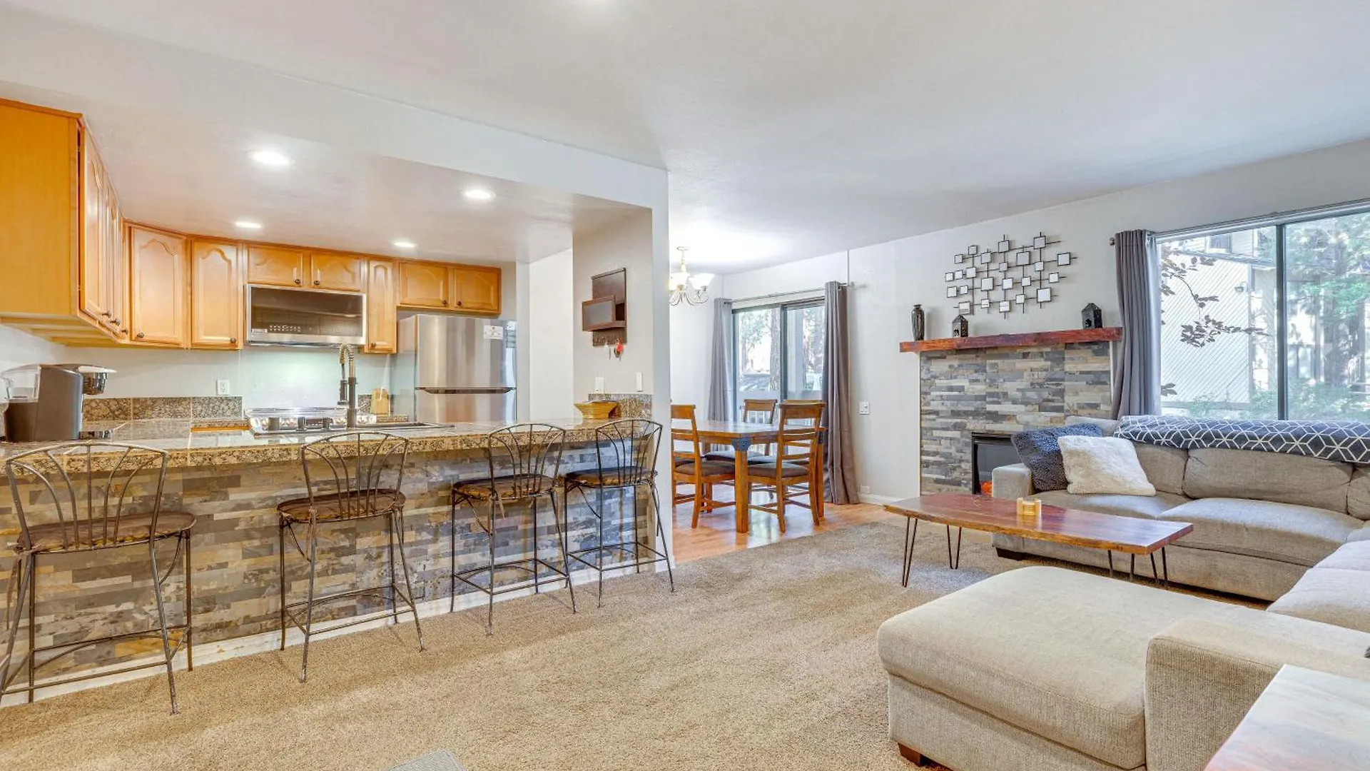 Scenic Mammoth Lakes Condo Near Skiing And Hiking!