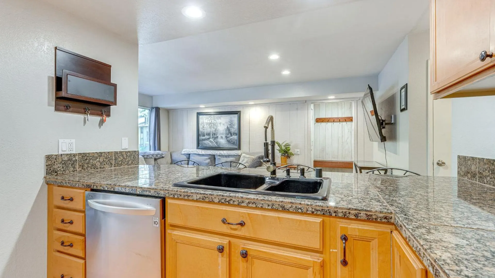 Apartment Scenic Mammoth Lakes Condo Near Skiing And Hiking!