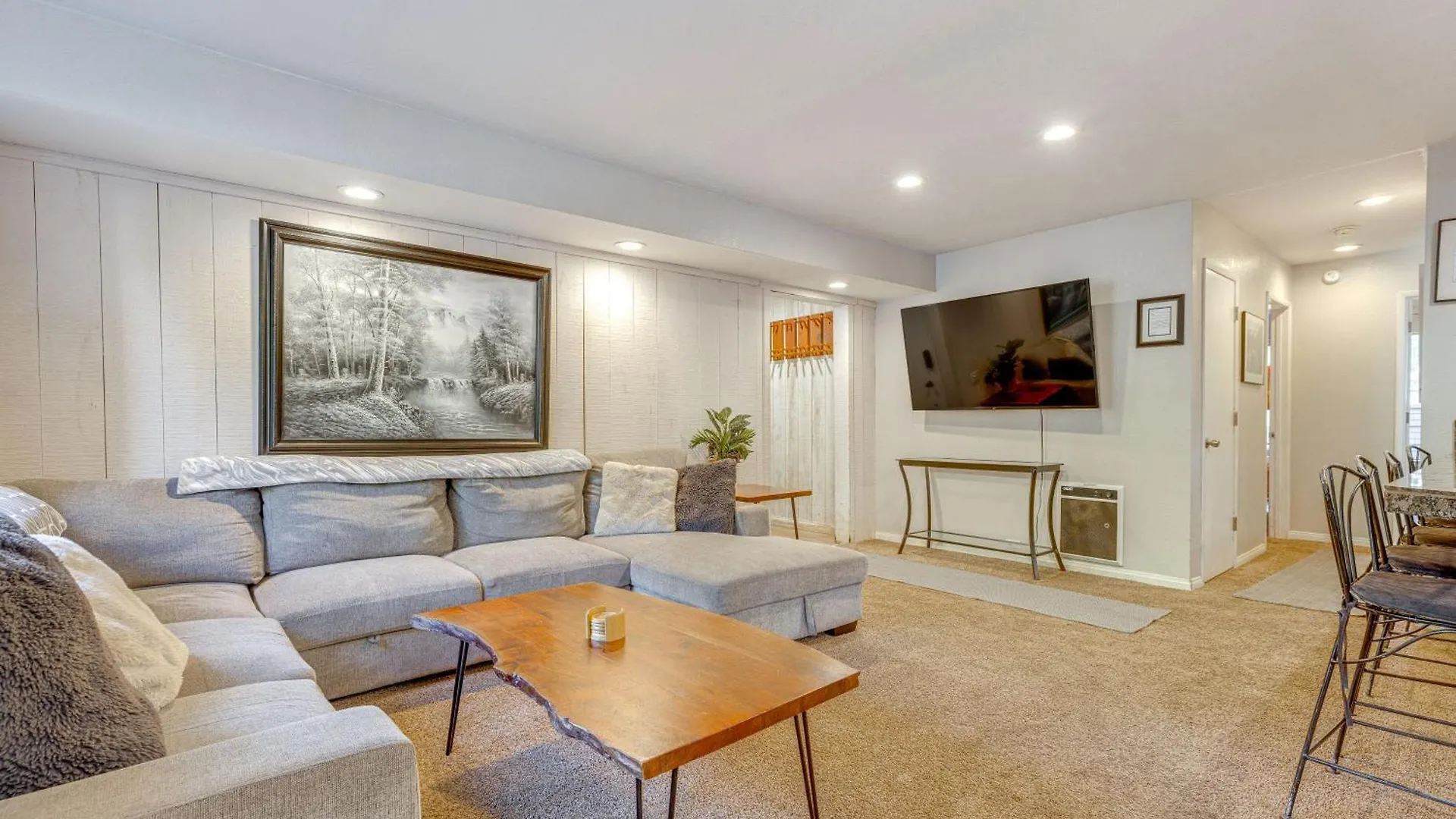 Scenic Mammoth Lakes Condo Near Skiing And Hiking!