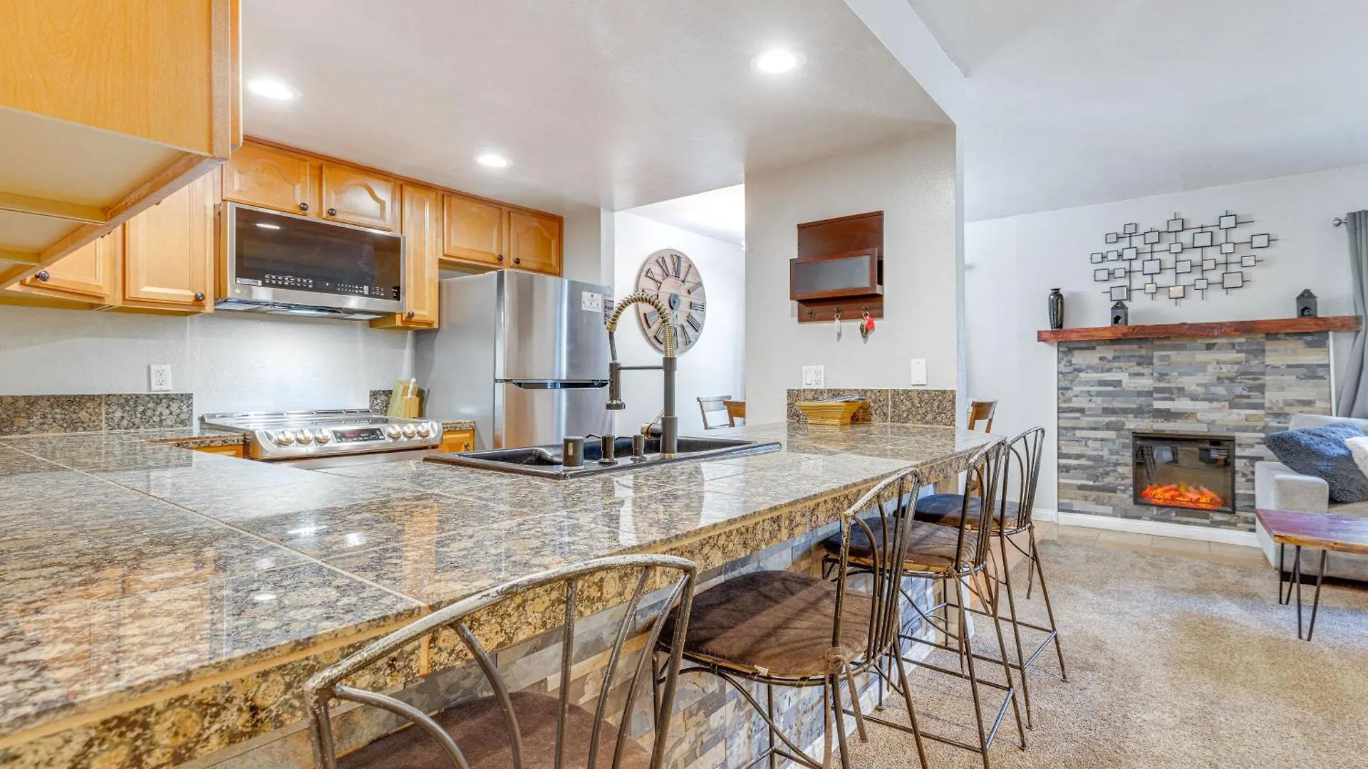 Apartment Scenic Mammoth Lakes Condo Near Skiing And Hiking!